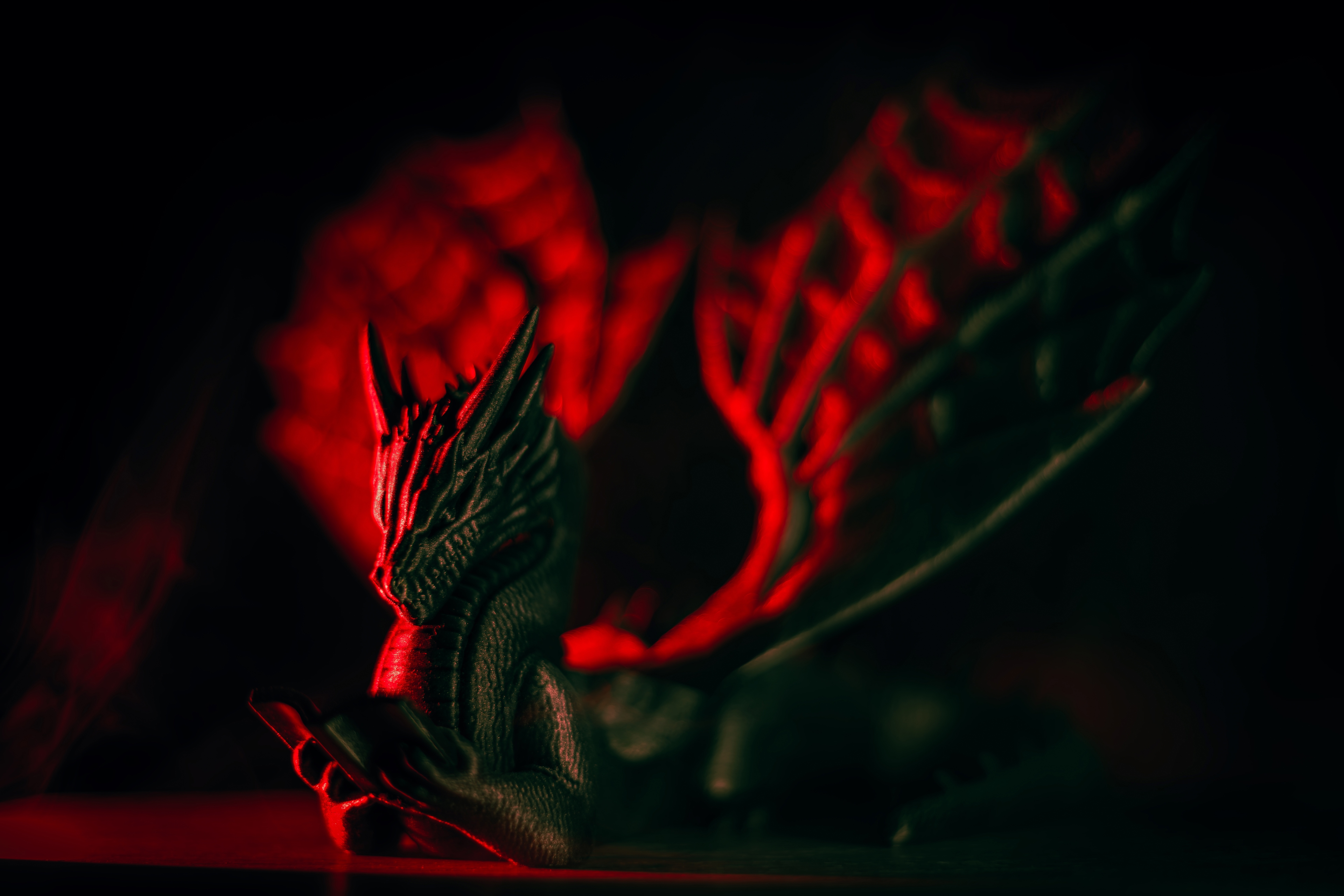 liels pūķis, kas sēž pie svecēm