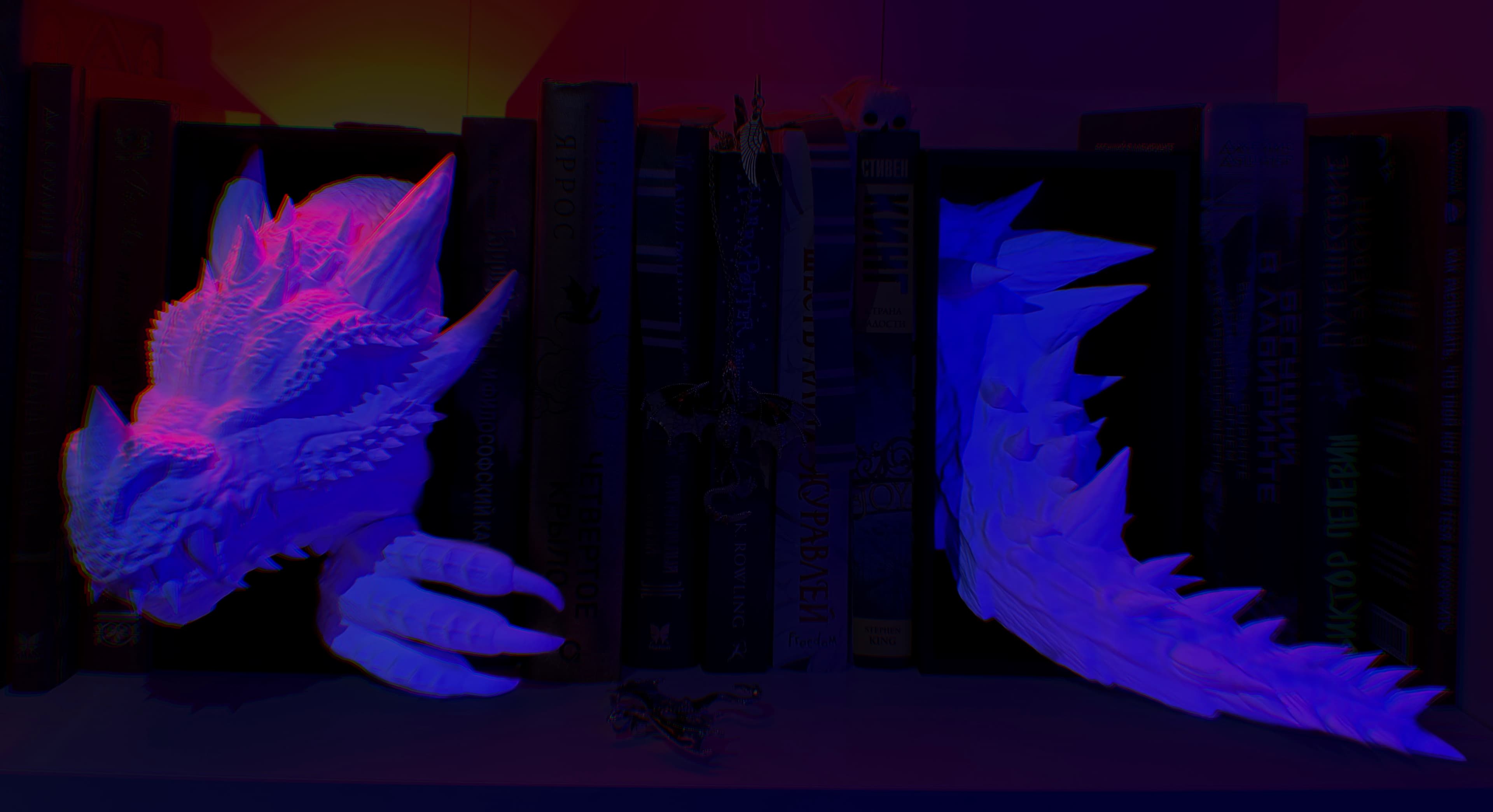 liels pūķis, kas sēž pie svecēm