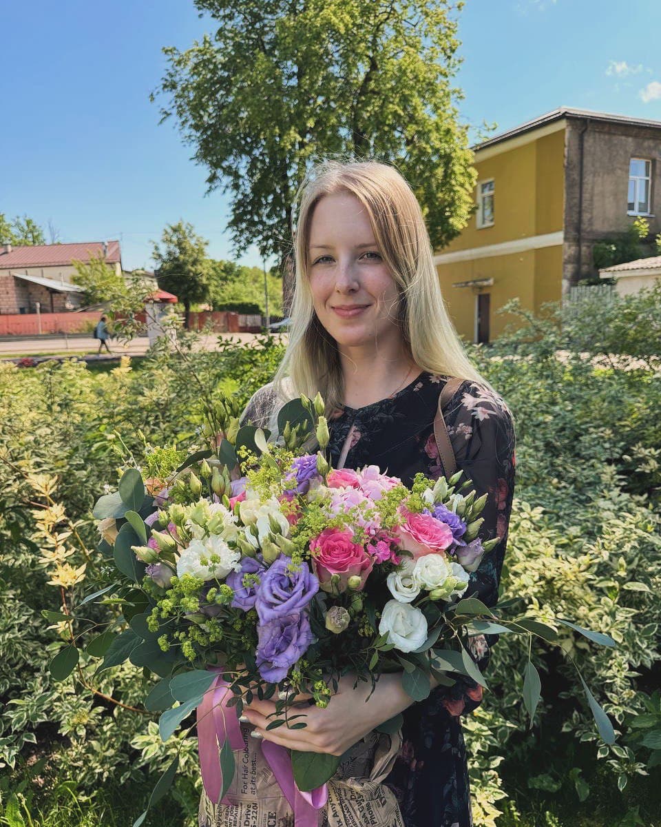 ragana ar ziediem rokās